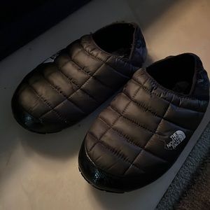 GREEN NORTH FACE MENS SLIP ONS. SIZE 9 MENS